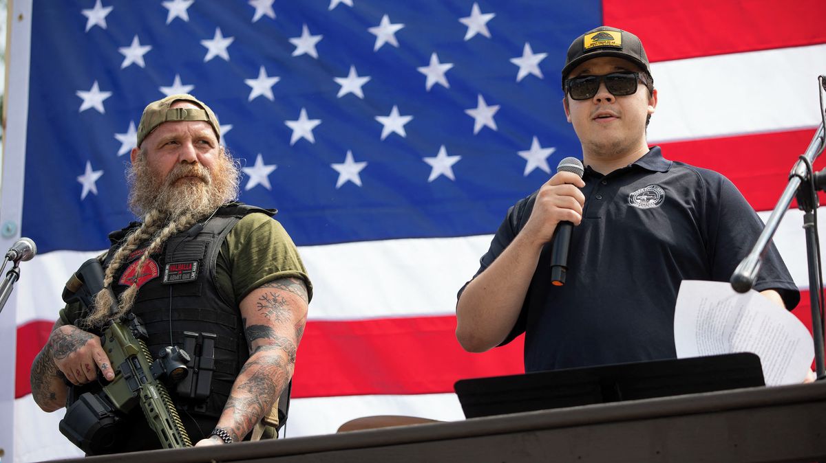 Jeden ozbrojený Američan hrdinou, druhý zločincem. Trump je na tenkém ledě